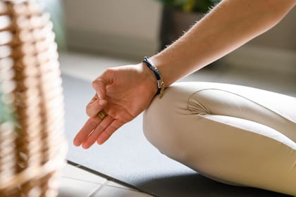 Incorporar movimientos suaves o una breve práctica de meditación contribuye a mejorar la concentración