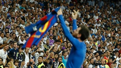 Incredulidad, admiración, resignación y delirio, un carrusel de sensaciones pueden distinguirse en la sana convivencia de los hinchas de ambos clubes; Messi acaba de agigantar su leyenda al ganar el clásico en el tiempo adicionado