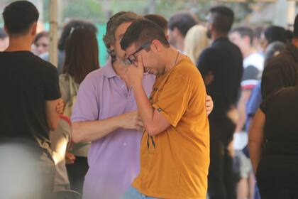 Incredulidad, consternación, tristeza y gratitud se unieron en el velorio de Braian Toledo, que falleció a los 26 años a pocas cuadras de su casa.