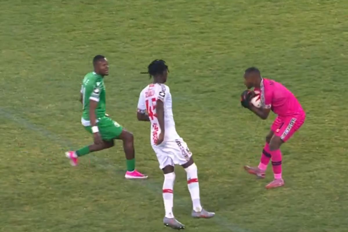 Increíble: el error del arquero sudafricano Sipho Gift Maseti en un partido de la liga de su país