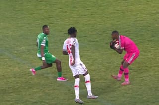 El increíble error de un arquero en el fútbol de Sudáfrica que sorprendió hasta a sus compañeros