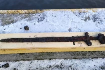 Increíble hallazgo en el fondo de un río congelado: una espada vikinga.