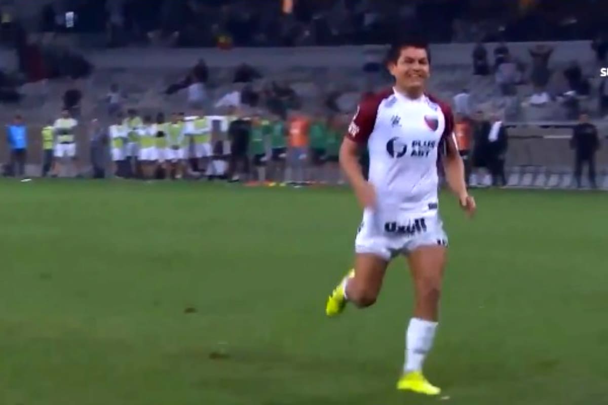 Increíble: la pelota ya va al rincón y el Pulga Rodríguez celebra con una sonrisa