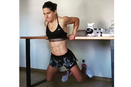 Paula en su casa, entrenándose