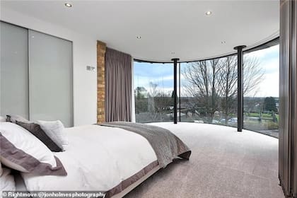 Increíble vista de una de las habitaciones principales del hogar. Pared curva como el original tanque. Imagen: inmobiliaria Rightmove