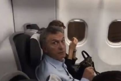 Increparon a Macri en un vuelo comercial