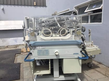 Incubadoras encontradas en estado de abandono en el Hospital de Río Gallegos, según informó el nuevo ministro de Salud.