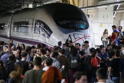 Manifestantes bloquean las vías del tren de alta velocidad AVE en la estación de trenes de Sants
