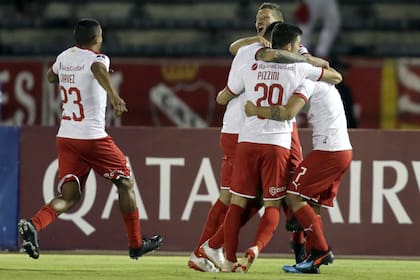 Independiente celebra el gol del tapado Martínez Benítez (número 7) a Universidad Católica en Ecuador.