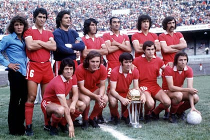 Independiente del 73, tras ganar la Intercontinental. De izquierda a derecha, parados: Sa, Santoro, Galván, López, Comisso, Pavoni. Agachados: Balbuena, Semenewicz, Magán, Bochini y Bertoni