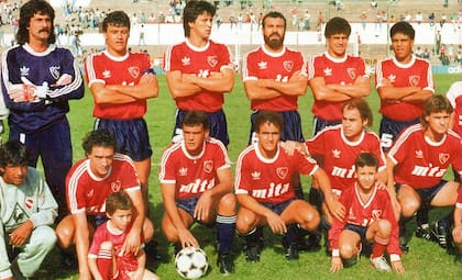 Independiente, el campeón. Arriba, de izq. a der.: Pereyra, Clausen, Monzón, Delgado, Ríos y Ludueña. Abajo: Bianco, Reggiardo, Ubaldi, Bochini e Insúa