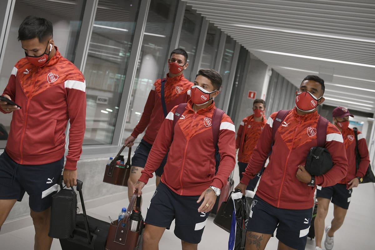 Independiente regresó al país, pero quedó recluido en un hotel a la espera de los hisopados; los integrantes de la delegación son considerados "contactos estrechos" de casos positivos para las autoridades sanitarias argentinas.