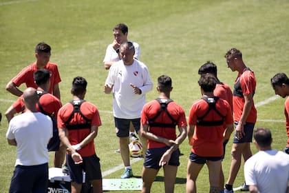Los Rojos transfirieron a Meza y a Gigliotti, y el próximo sería el arquero Campaña; tras un modesto 2018, Holan quedará bajó observación
