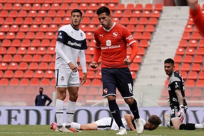 Nicolás Messiniti acaba de hacer uno de sus tres goles a Gimnasia en el amistoso que Independiente ganó por 4-0 en Avellaneda.