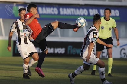 Independiente sacó adelante un partido ante Central Córdoba con un equipo alternativo por el gol en contra de Riaño y las atajadas de Sebastián Sosa