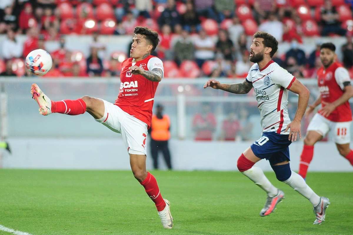 Independiente y San Lorenzo empataron 1-1 en Avellaneda y Torrico le desvió un penal a Silvio Romero