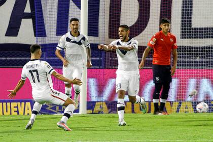 Independiente y Vélez Sarsfield juegan en el estadio Libertadores de América