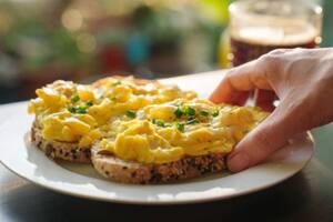 Independientemente de cómo se los prepare, los huevos aportan proteínas y nutrientes de alta calidad