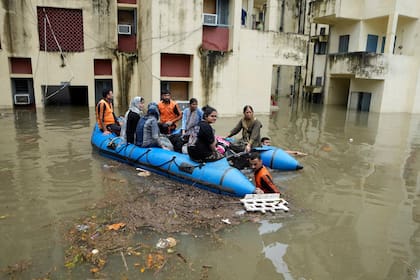 India advierte a Pakistán sobre amenaza de inundaciones en primer contacto oficial en meses