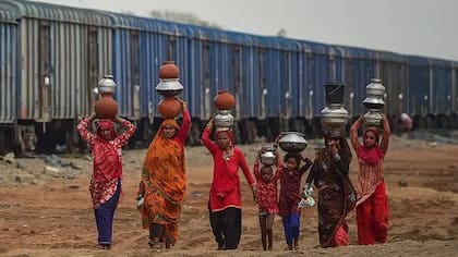 India alberga al 18% de la población mundial, pero posee apenas el 4% de los recursos de agua dulce del planeta, gran parte de ellos contaminados