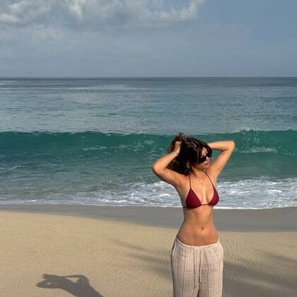 India Arana en la playa de Bali