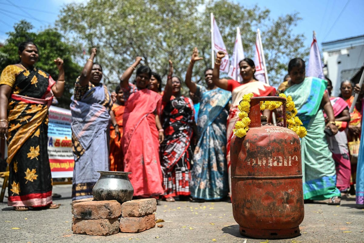 India entra en emergencia por falta de gas en garrafas y busca suministro hasta en la Argentina (Photo by R. Satish BABU / AFP)