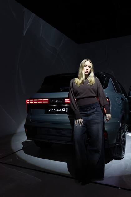 India Ortega junto al nuevo Lynk & Co 01.