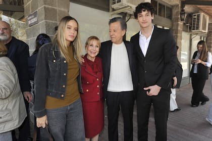 India y Bautista, los hijos de Emanuel Ortega, estuvieron presentes junto a sus abuelos, Palito Ortega y Evangelina Salazar. La familia ocupó un lugar central en una ceremonia que la pareja quiso compartir con un grupo reducido de allegados