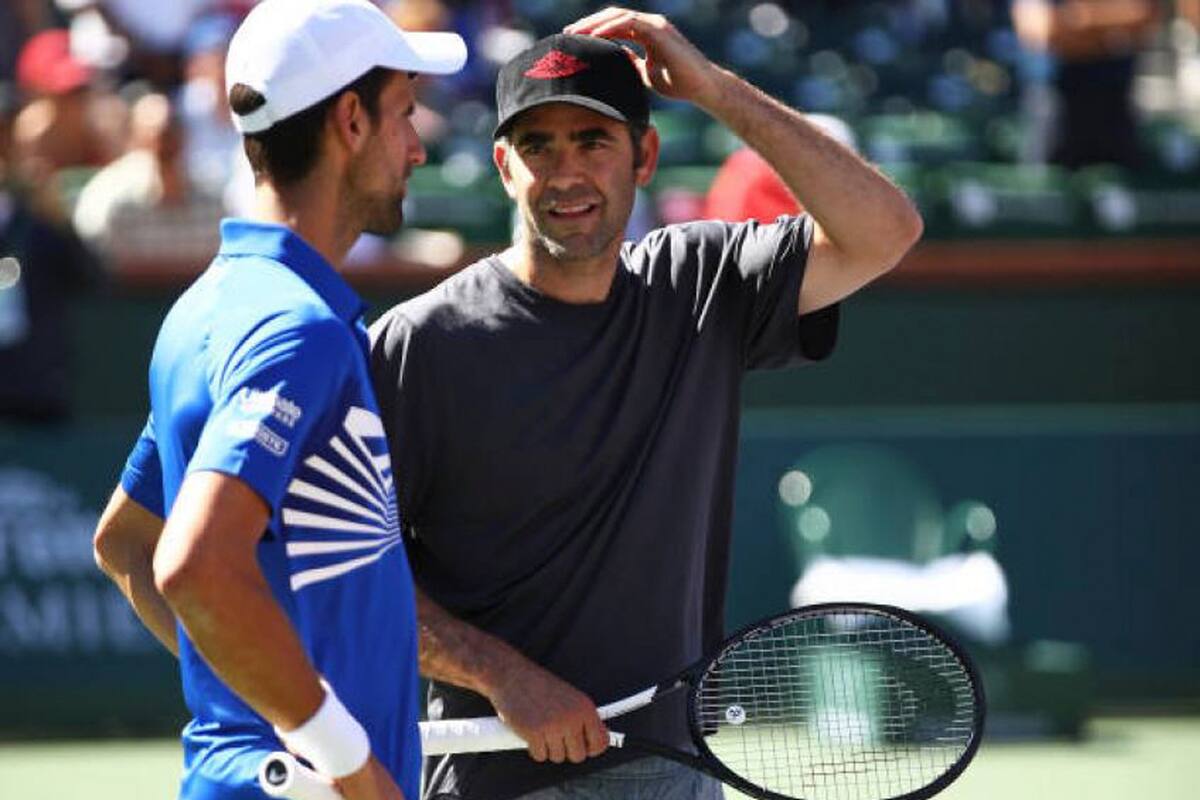INDIAN WELLS, CALIFORNIA - 16 DE MARZO: L-R Novak Djokovic y Pete Sampras charlan después de su partido de dobles de exhibición en el día trece del BNP Paribas Open en el Indian Wells Tennis Garden el 16 de marzo de 2019 en Indian Wells, California.