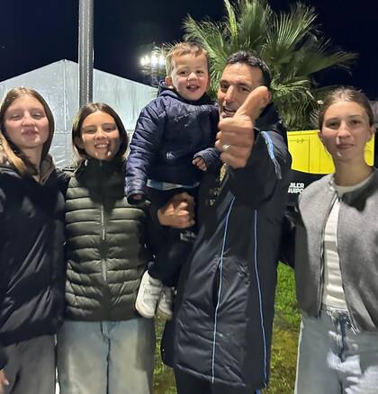 Indiana, Allegra y Sienna junto al capitán del equipo nacional y al director técnico, Lionel Scaloni