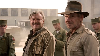 Indiana Jones (Harrison Ford) junto a Mac (Ray Winstone) en la última parte de la saga.