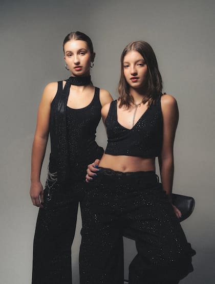 Indiana y Allegra Cubero durante la producción Pop Essentials de Luján Saez, una de las campañas clave de la marca y la primera experiencia de modelaje de las hijas de Nicole Neumann