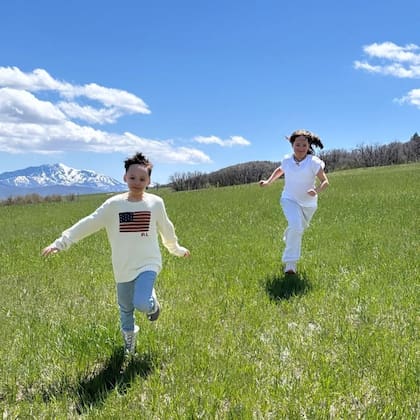Indiana y Napoleón corriendo por las praderas de Utah. Foto/Instagram: @chefvickvannucci