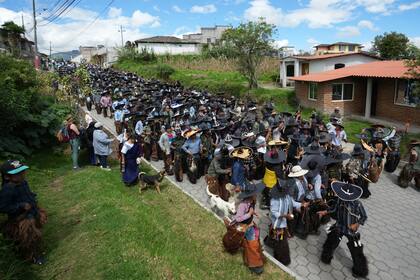 Indígenas ecuatorianos agradecen la cosecha con una fiesta en la que bailan y zapatean por horas