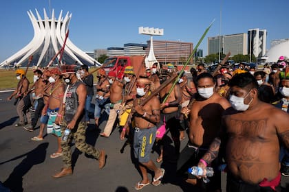 Indígenas protestan frente a la sede del Congreso en Brasil contra una propuesta de ley que podría debilitar las protecciones de sus tierras, en Brasilia el 23 de junio del 2021.  (Foto AP/Ricardo Mazalan)