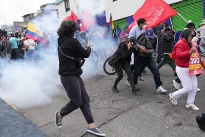 Indígenas y gobierno negocian fin de bloqueos en contra del alza del combustible en Ecuador
