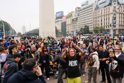 Indio Solari, banderazo y encuentro en el Obelisco, a la espera del inicio del velorio del ídolo