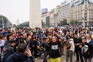 Banderazo en el Obelisco y show especial de los Fundamentalistas a la espera del último adiós al Indio