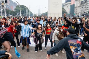 Banderazo en el Obelisco y show especial de los Fundamentalistas a la espera del último adiós al Indio