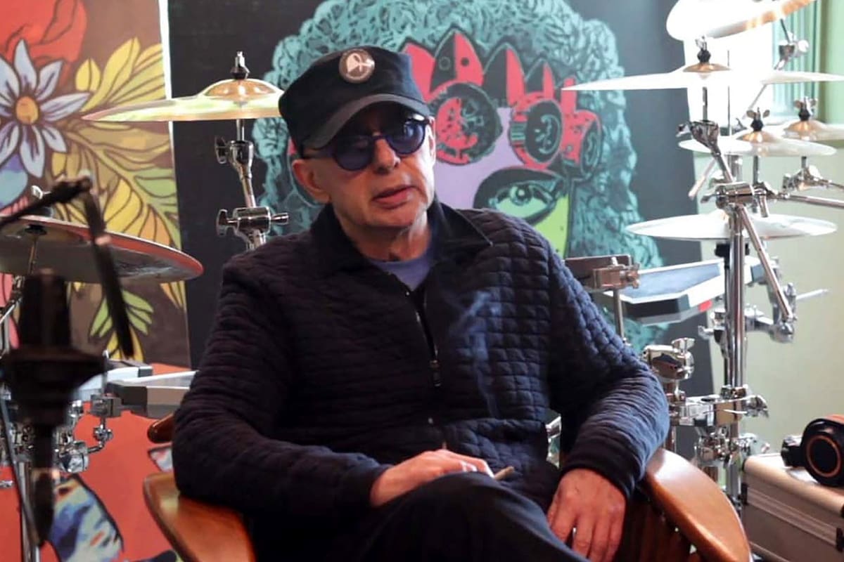 Indio Solari: enigmático, el cantante trucó un afiche de la película El secreto de sus ojos