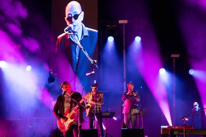 Indio Solari estrenó el sábado por la noche dos nuevas canciones en “A los pájaros”, el show por streaming que Los Fundamentalistas del Aire Acondicionado grabaron el 29 de marzo en las ruinas de Villa Epecuén