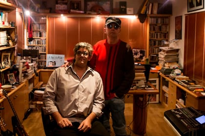 Indio Solari y Edgardo Andrés Kevorkian en el casi desconocido estudio que el músico montó en su residencia de Parque Leloir