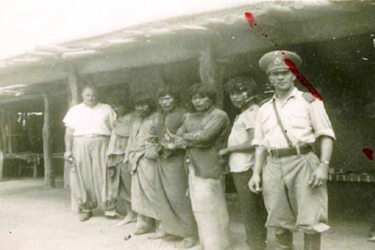 Indios Pilagá prisioneros fotografiados con un gendarme.