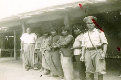 Indios Pilagá prisioneros fotografiados con un gendarme.