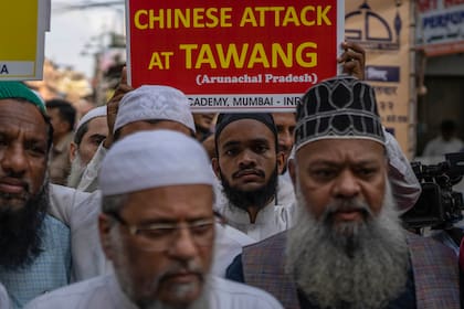 Indios sostienen pancartas durante una protesta contra China en Mumbai, India, martes 13 de diciembre de 2022.