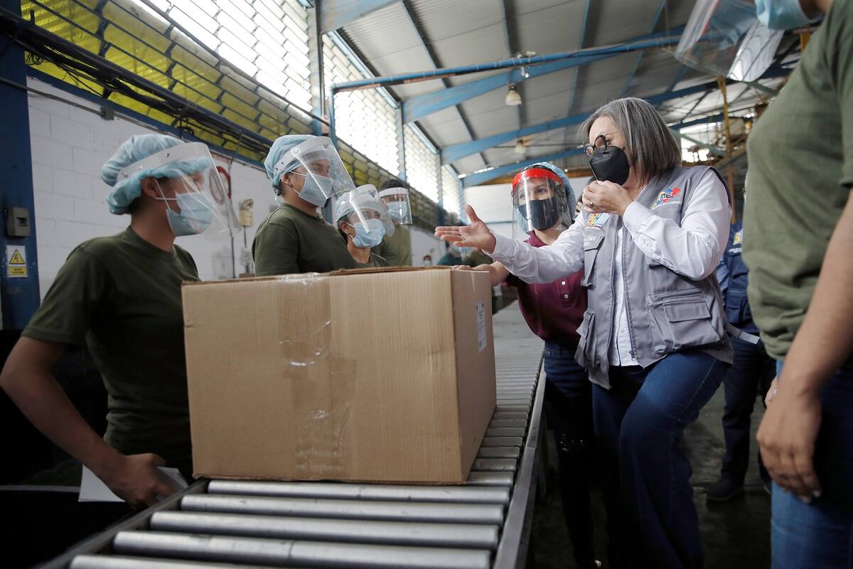 Indira Alfonzo, presidenta del Consejo Nacional Electoral, habla con los trabajadores del centro de recepción en Guarenas, Venezuela