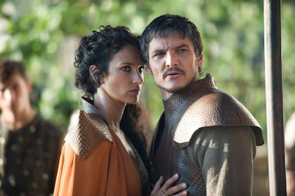 Indira Varma como Ellaria Sand, junto Pedro Pascal como Oberyn, ambos herederos de la casa Martell, príncipes de Dorne, donde estará ambientada la nueva ficción