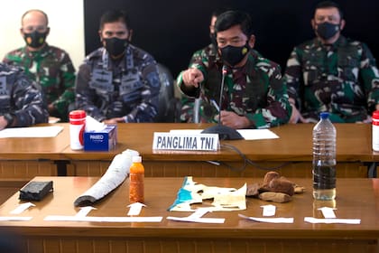 En una conferencia de prensa, la Armada de Indonesia mostró los objetos hallados y que pertenecerían al submarino desaparecido