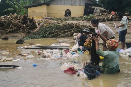 Indonesios buscan comida y agua tras inundaciones mortales. Sri Lanka reporta 193 muertes.