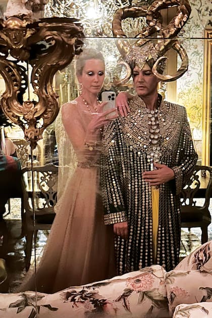 Indré Rockefeller, presidenta de la firma de moda Delpozo, con uno de los novios, Ricardo D’Almeida Figueiredo.